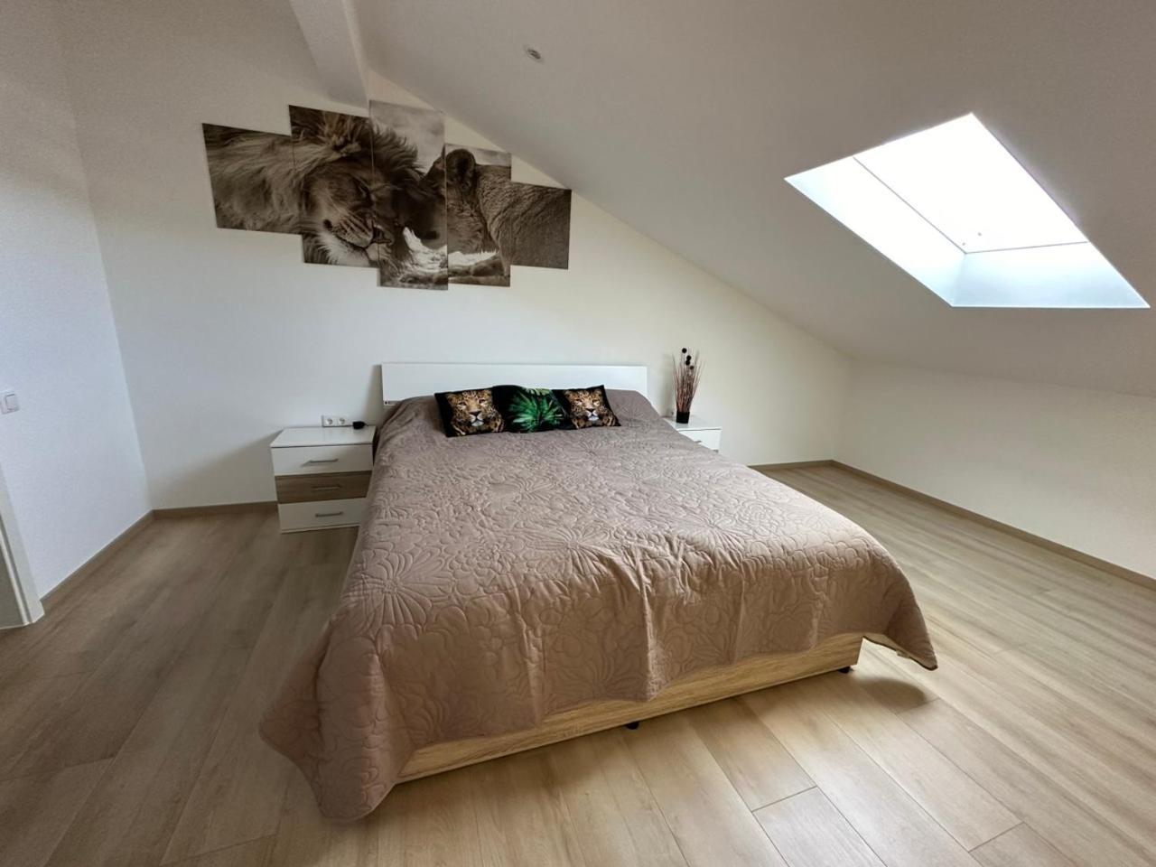 Grosse Ferienwohnung Gaestehaus Neubau Merzig 120M2 Luaran gambar
